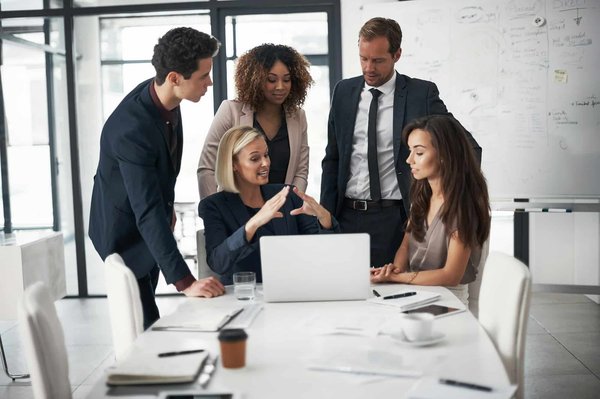 Comment les petites entreprises de conseil financier peuvent-elles utiliser des outils de visualisation de données pour simplifier les rapports clients ?